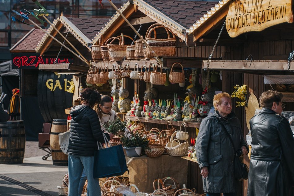 Łódź. Jarmark Wielkanocny w Manufakturze. Regionalne przysmaki, świąteczne ozdoby i więcej