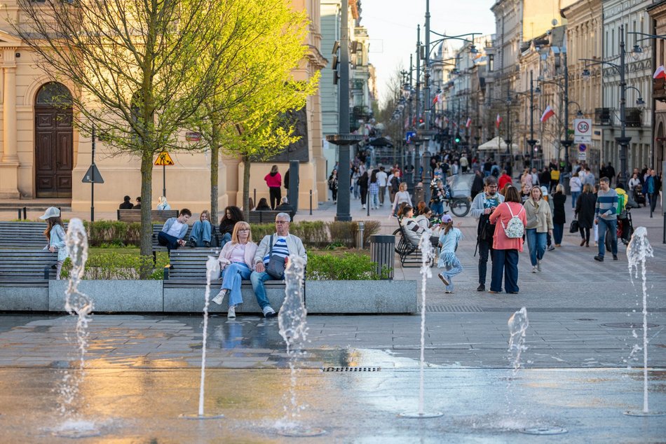 Łódź. Plac Wolności w Łodzi tętni życiem. To jedno z najpopularniejszych miejsc spotkań!