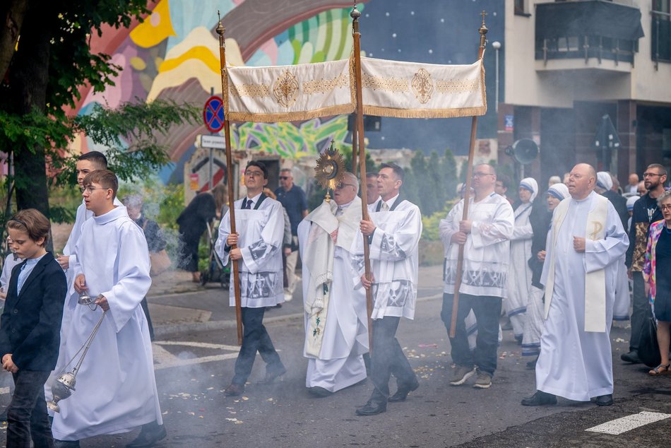 Łódź. Boże Ciało w Łodzi. Procesja z kościoła Matki Boskiej Zwycięskiej przeszła ulicami miasta