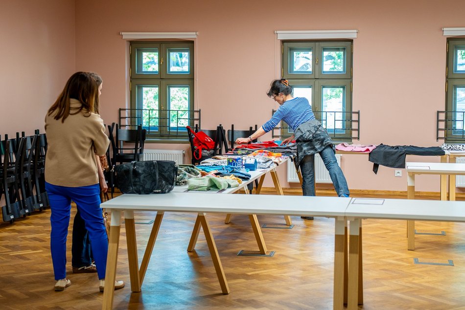 Łódź. Swap ubraniowy w Mediatece MeMo w Łodzi. Fani mody wymieniali się kosmicznymi strojami