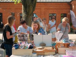 Łódź. Targ Staroci na Księżym Młynie w Łodzi. Unikatowe przedmioty, ceramika, biżuteria i tłumy łodzian