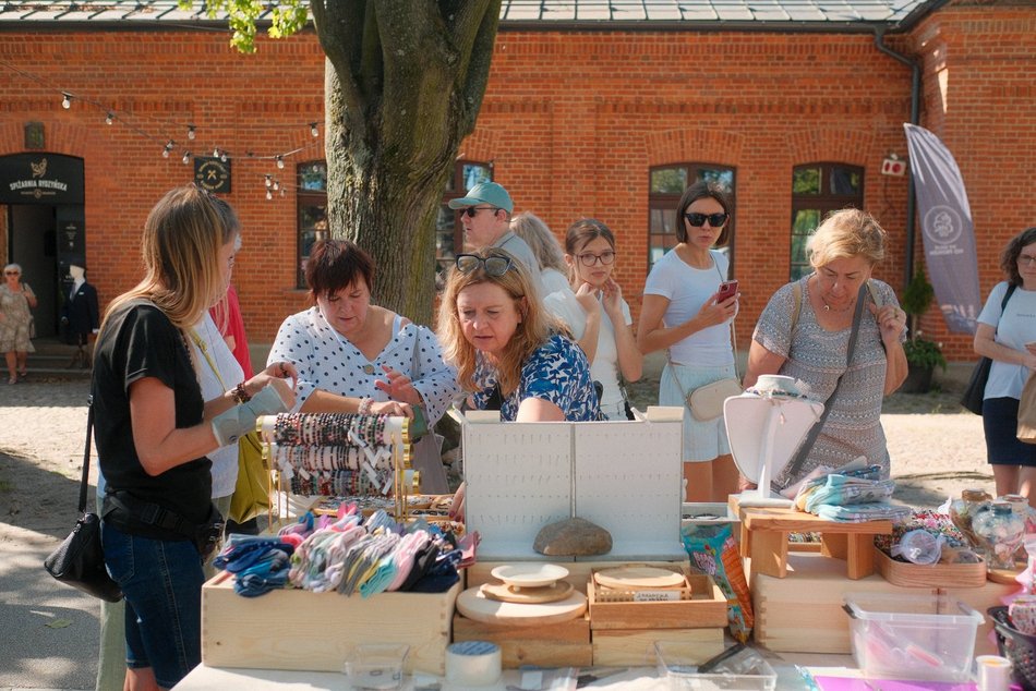 Łódź. Targ Staroci na Księżym Młynie w Łodzi. Unikatowe przedmioty, ceramika, biżuteria i tłumy łodzian