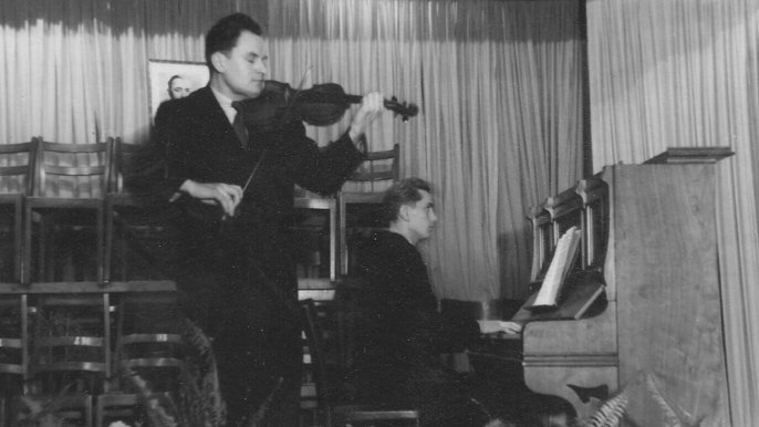 Łódź. Zenon Hodor podczas jednego z występów w latach 50. XX w. z akompaniatorem Edwardem Przyłęckim