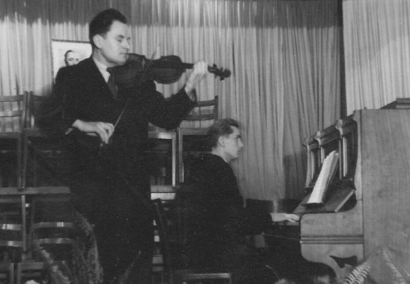 Łódź. Zenon Hodor podczas jednego z występów w latach 50. XX w. z akompaniatorem Edwardem Przyłęckim