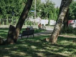 Łódź. Zielony zakątek na Radogoszczu w Łodzi. Odnowione chodniki, nowe alejki, ławki, kosze i latarnie