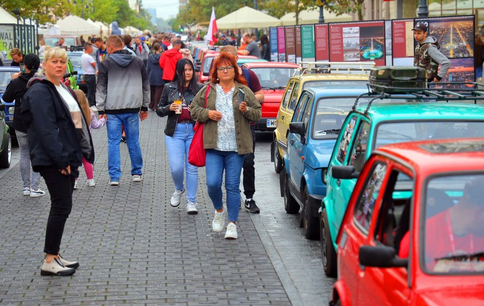 Parada Maluchów w Łodzi 2023. Kolorowe auta przejechały ulicami centrum