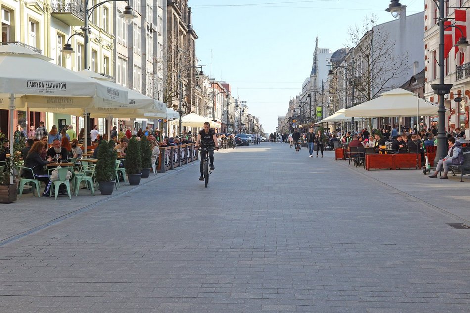 Sezon ogródkowy w Łodzi rozpoczęty! Łodzianie mogą już cieszyć się jedzeniem na zewnątrz