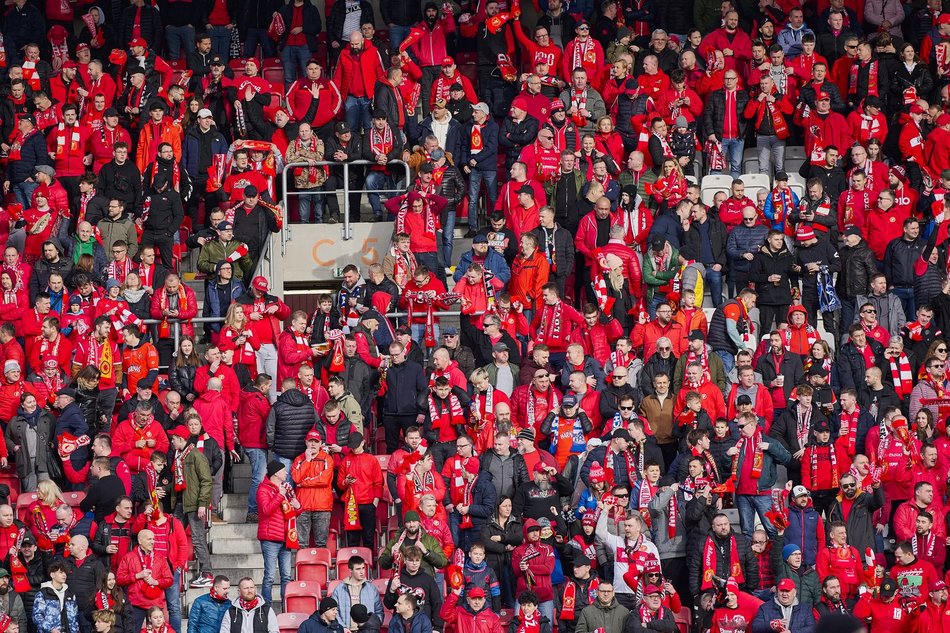 kibice na trybunach stadionu