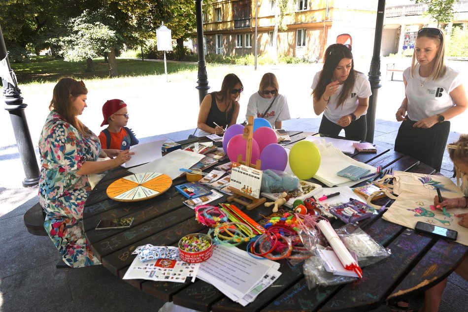 Łódź. Biblioteka w plenerze. Wyjątkowy cykl rozpoczęty w parku Staromiejskim w Łodzi