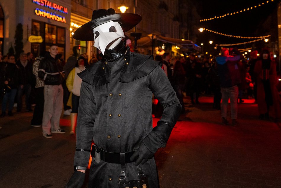 Łódź. Halloweenowa parada przeszła Piotrkowską w Łodzi. Tłumy duchów, czarownic i zombie!