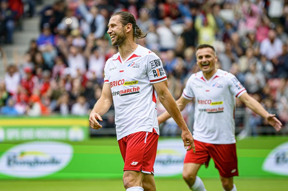 Łódź. Mecz Gwiazd w Łodzi. Na murawie Boniek, Krzynówek, Krychowiak