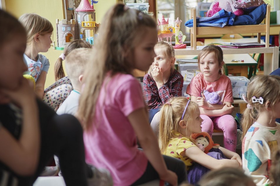 Akcja "Bajeczni Adwokaci" w Przedszkolu Miejskim nr 141 w Łodzi. Adwokaci czytali przedszkolakom książkę o swojej pracy