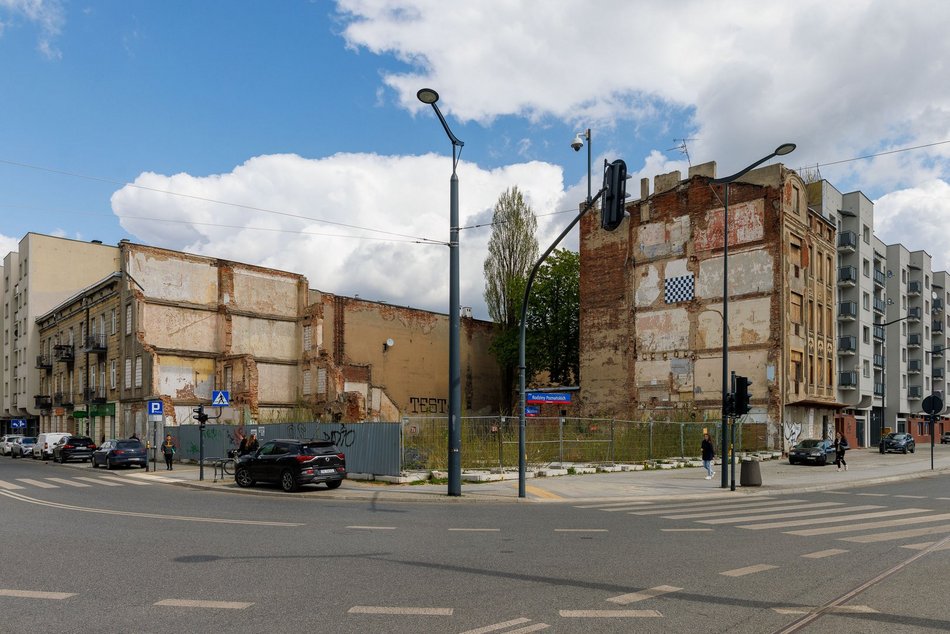Zrujnowane kamienice przy skrzyżowaniu P.O.W. i Składowej