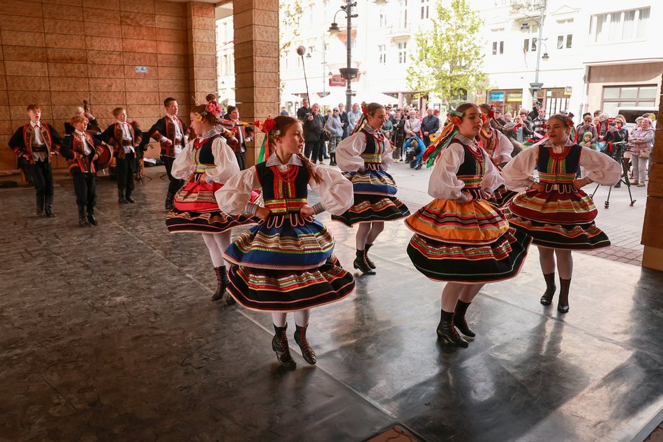 Łódź. Łodzianie uczcili je tańcem przy pomniku pisarza