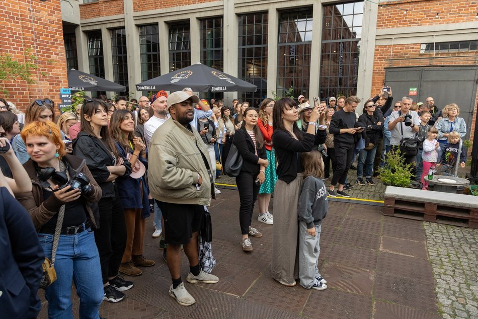 Łódź. Fotofestiwal 2025 w Łodzi rozpoczęty. Tłumy na inauguracji