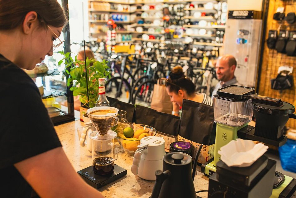 Kolarska na Bałutach w Łodzi. Kawiarnia speciality, serwis i sklep rowerowy w jednym!