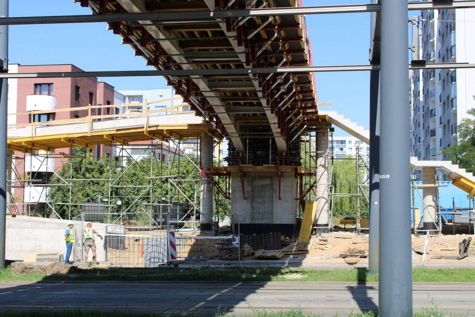 Łódź. Budowa kładek na Wyszyńskiego w Łodzi. Zamknięty odcinek jezdni