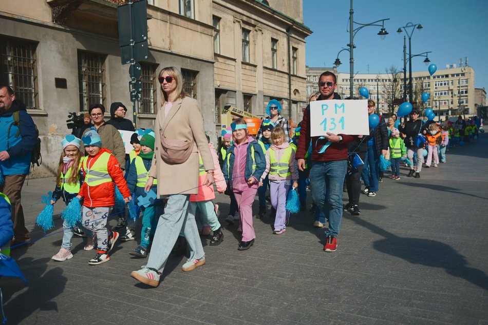 Łódź. Światowy Dzień Autyzmu. Przedszkolaki przemaszerowały Piotrkowską!