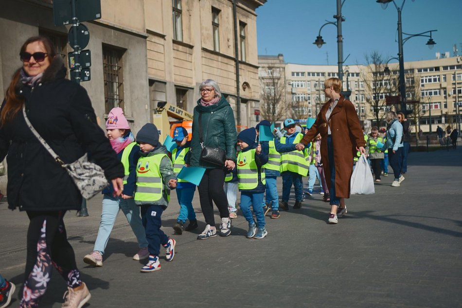 Łódź. Światowy Dzień Autyzmu. Przedszkolaki przemaszerowały Piotrkowską!