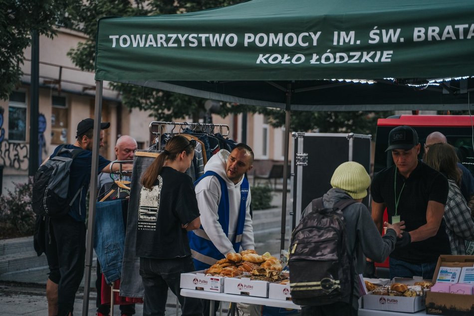 Łódź. Namiot Pełen Wsparcia w Pasażu Schillera już działa! Specjaliści pomagają potrzebującym