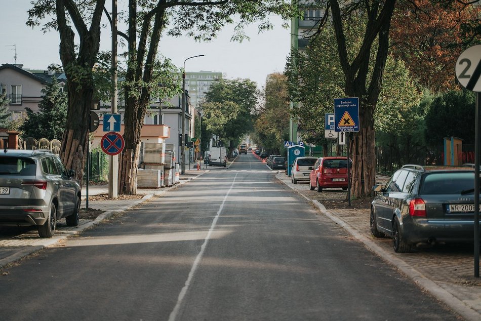 Łódź. Remont Odyńca w Łodzi na finiszu. Nowa jezdnia, chodniki i miejsca parkingowe