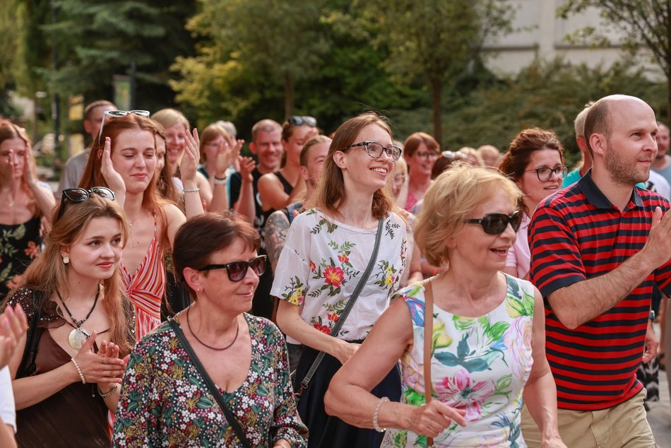 Łódź. Niedzielna potańcówka przy Piotrkowskiej. Łodzianie potrafią się bawić!
