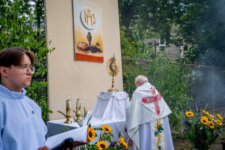 Łódź. Boże Ciało w Łodzi. Procesja z kościoła Matki Boskiej Zwycięskiej przeszła ulicami miasta