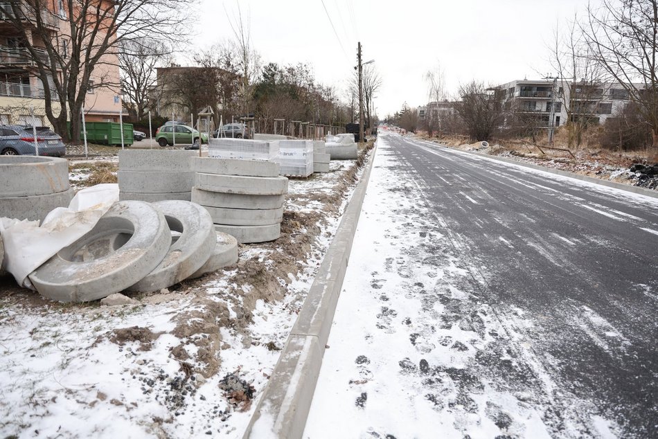 Łódź. Nowy asfalt na Zakładowej w Łodzi. Remont ważnej ulicy na Olechowie bliżej finiszu