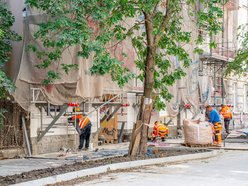 Rewitalizacja Mielczarskiego 22. Remont kamienicy i zielone podwórko przy nowym woonerfie