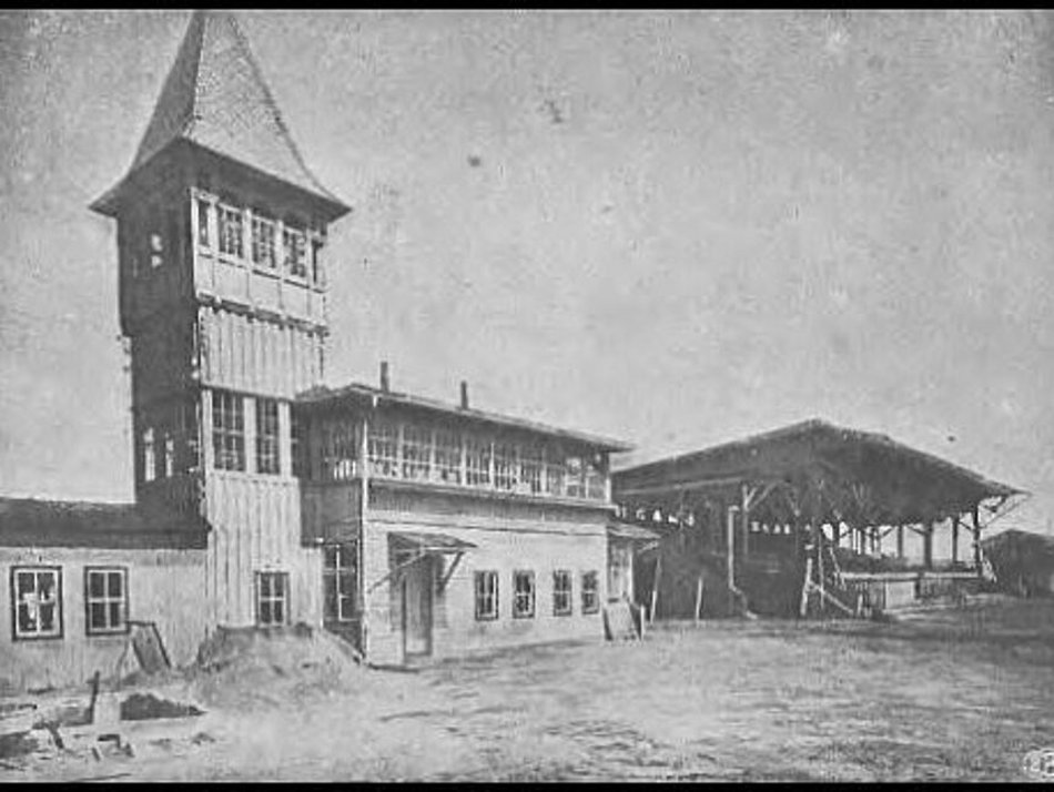 Trybuny i wieża sędziowska