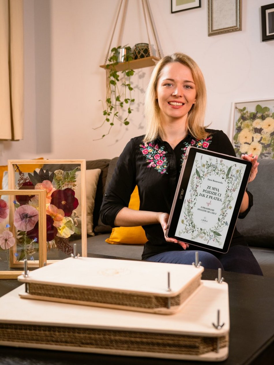 zasuszone kwiaty i kobieta