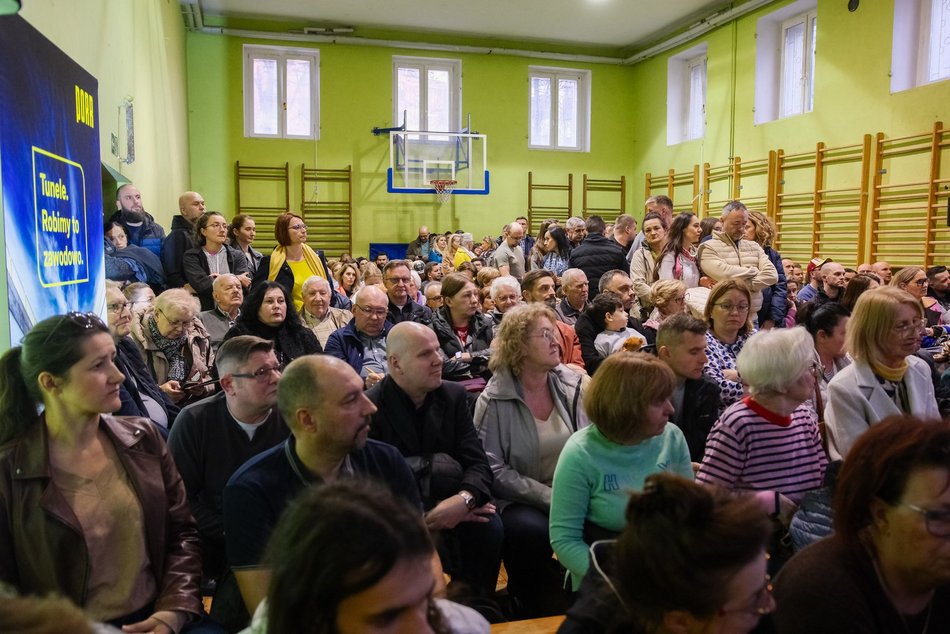 Łódź. Kolej Dużych Prędkości w Łodzi. Tłumy mieszkańców Starego Polesia na spotkaniu z wykonawcami