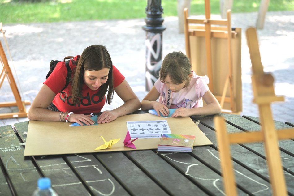 Łódź. Biblioteka w plenerze. Wyjątkowy cykl rozpoczęty w parku Staromiejskim w Łodzi