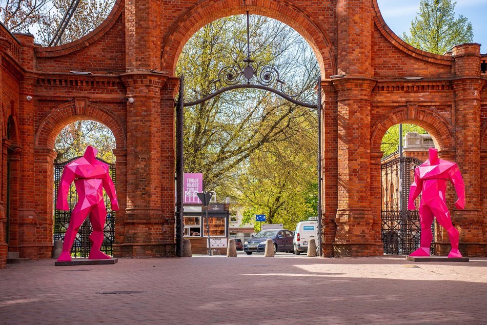 Różowe figury umiejscowione przy bramie prowadzającej do Manufaktury