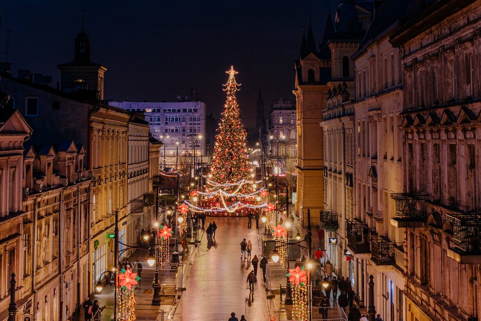 Łódź. Rozświetlony spacer po Łodzi! Zobacz, jak iluminacje rozjaśniają wieczór w mieście