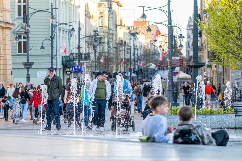 Łódź. Plac Wolności w Łodzi tętni życiem. To jedno z najpopularniejszych miejsc spotkań!