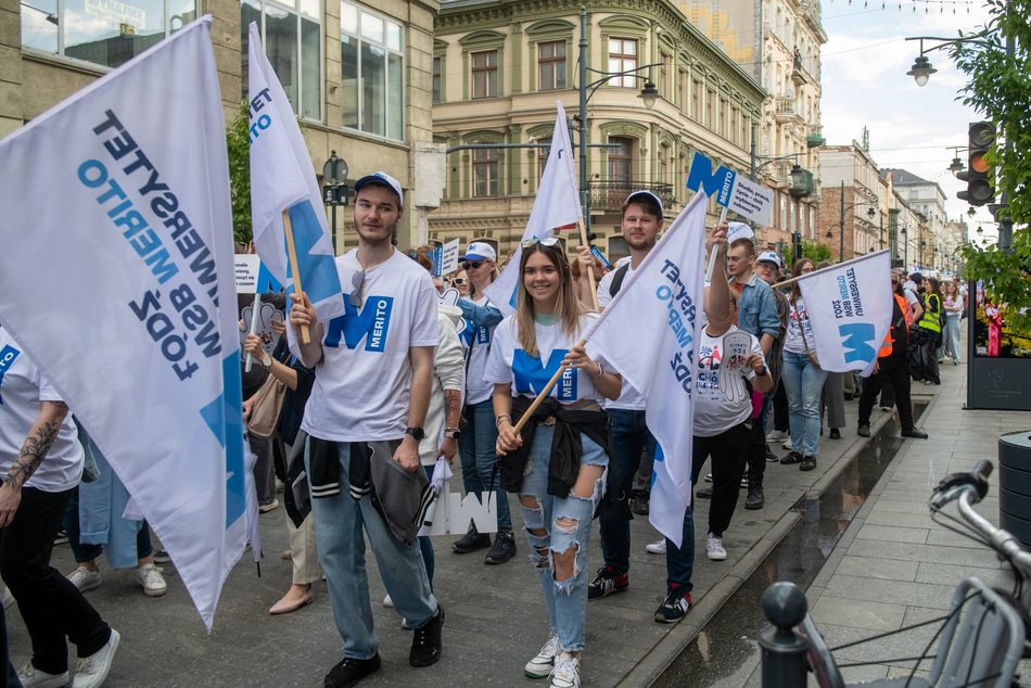 Łódź. Juwenalia 2025 w Łodzi. Kolorowy pochód studentów przeszedł Piotrkowską!