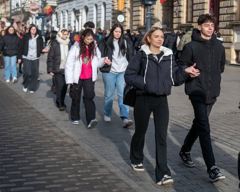 Łódź. Polonez dla Łodzi. Tłumy maturzystów zatańczyły na Piotrkowskiej. Razem z nimi łodzianie!