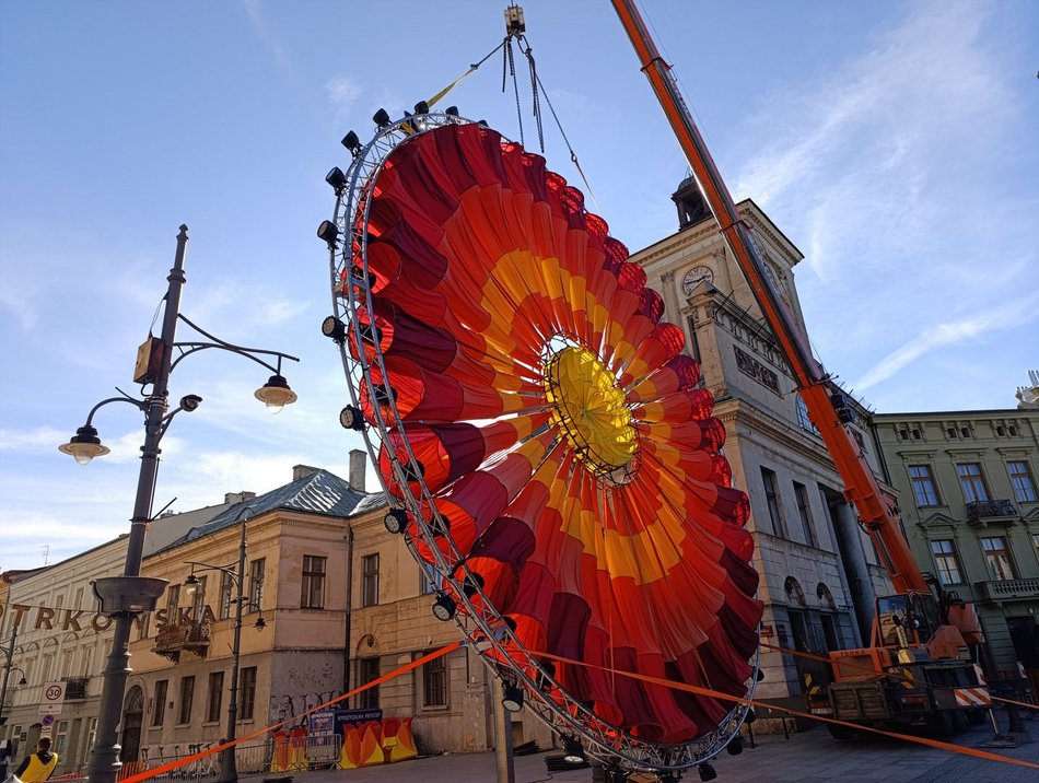 Łódź. Gigantyczne słońce na placu Wolności. Light Move Festival 2025 Łódź coraz bliżej!