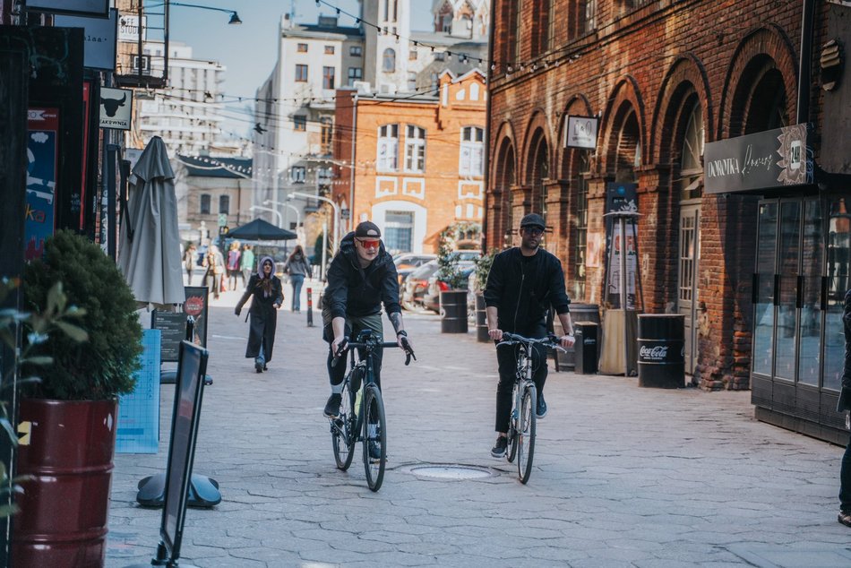 Łódź. Łódź nie tęskni za zimą! Tłumy Łodzian spacerowały po Piotrkowskiej i Parku Staromiejskim