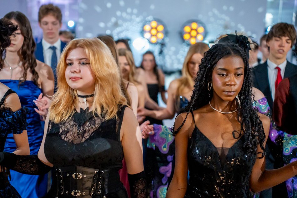 Łódź. Studniówka IV LO w Łodzi. Kreacje, które zapierały dech i radość na twarzach młodzieży