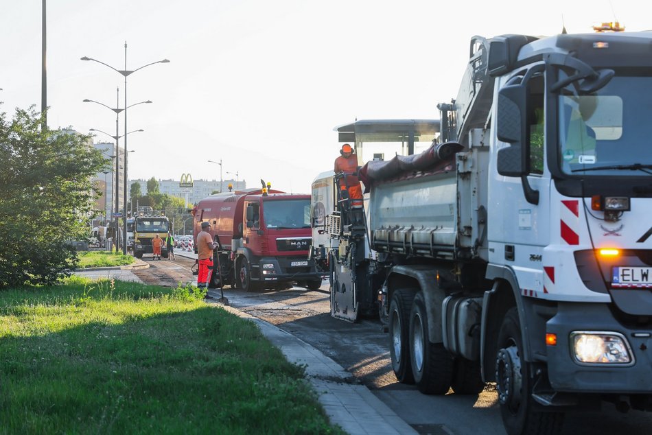 Łódź. Wieczorny remont Rokicińskiej w Łodzi. Kiedy drogowcy położą nowy asfalt?