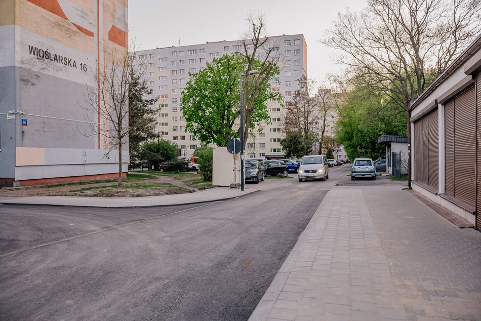 Łódź. Wioślarska w Łodzi po remoncie pierwszego odcinka. Nowe parkingi, jezdnia i chodniki