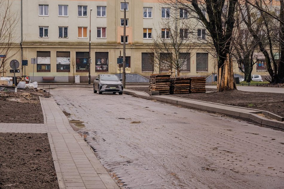 Łódź. Remont Złotniczej w Łodzi. Część chodnika już gotowa, lada dzień nowa jezdnia