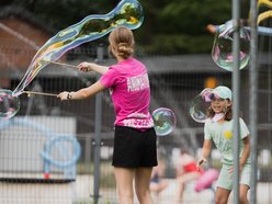 Chill na pikniku w Arturówku z okazji 602. Urodzin Łodzi. Alpaki, dmuchańce i bańki mydlane