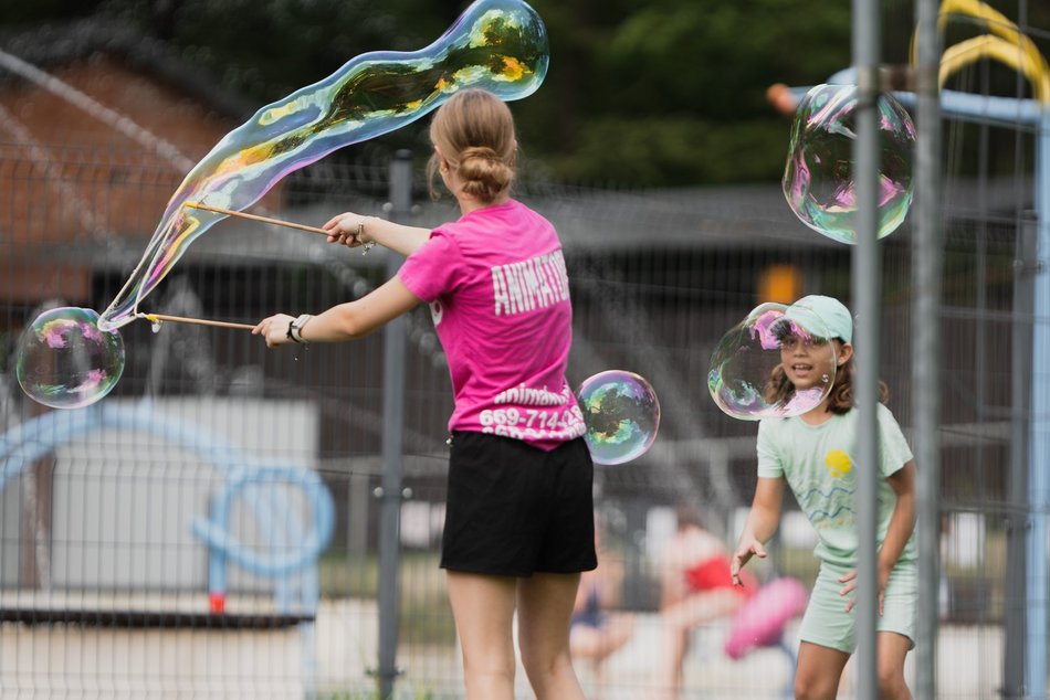 Chill na pikniku w Arturówku z okazji 602. Urodzin Łodzi. Alpaki, dmuchańce i bańki mydlane