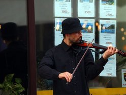 Tłumy na ulicy Piotrkowskiej w Łodzi