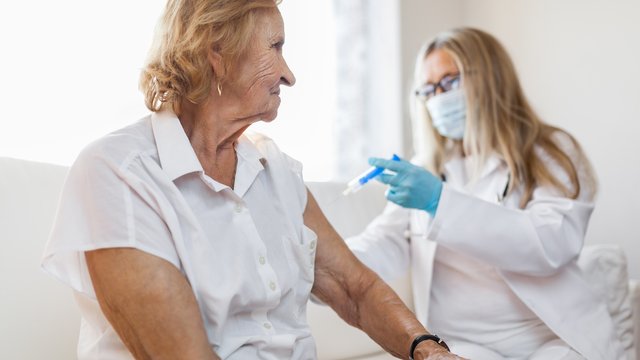Bezpłatne szczepienia przeciwko grypie dla seniorów. Jak się zapisać? [SZCZEGÓŁY]