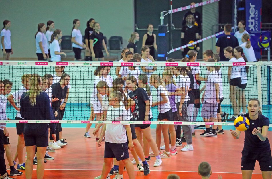 dzieci trenujące siatkówkę