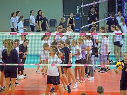 dzieci trenujące siatkówkę